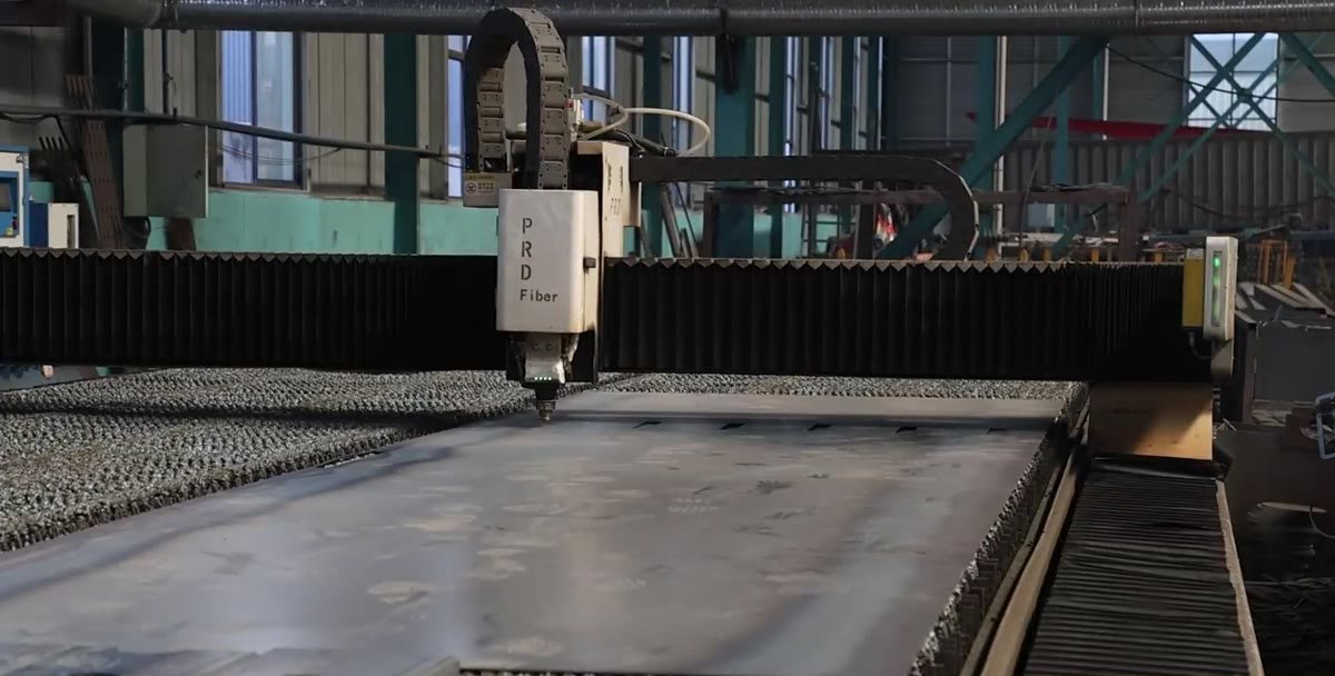 Fiber laser cutting machine